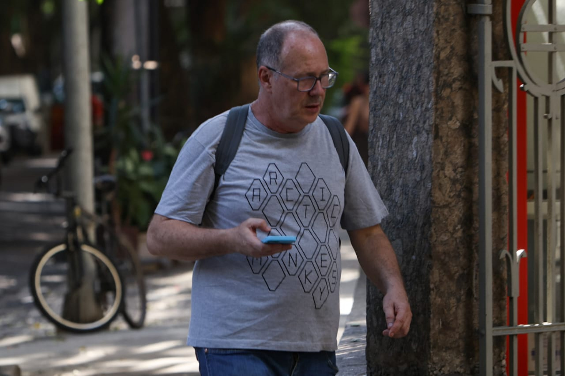 Dados apontam crescimento do número de roubos e furtos em Botafogo; pedestres andam com celular na mão - Renan Areias / Agência O Dia