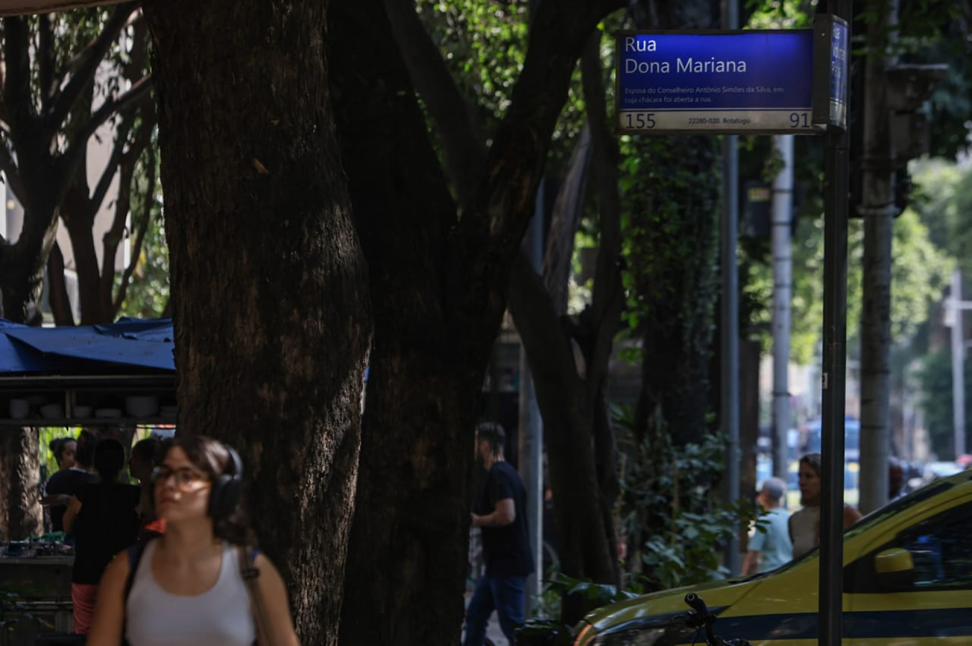 Dados apontam crescimento do número de roubos e furtos em Botafogo; pedestres andam com celular na mão - Renan Areias / Agência O Dia
