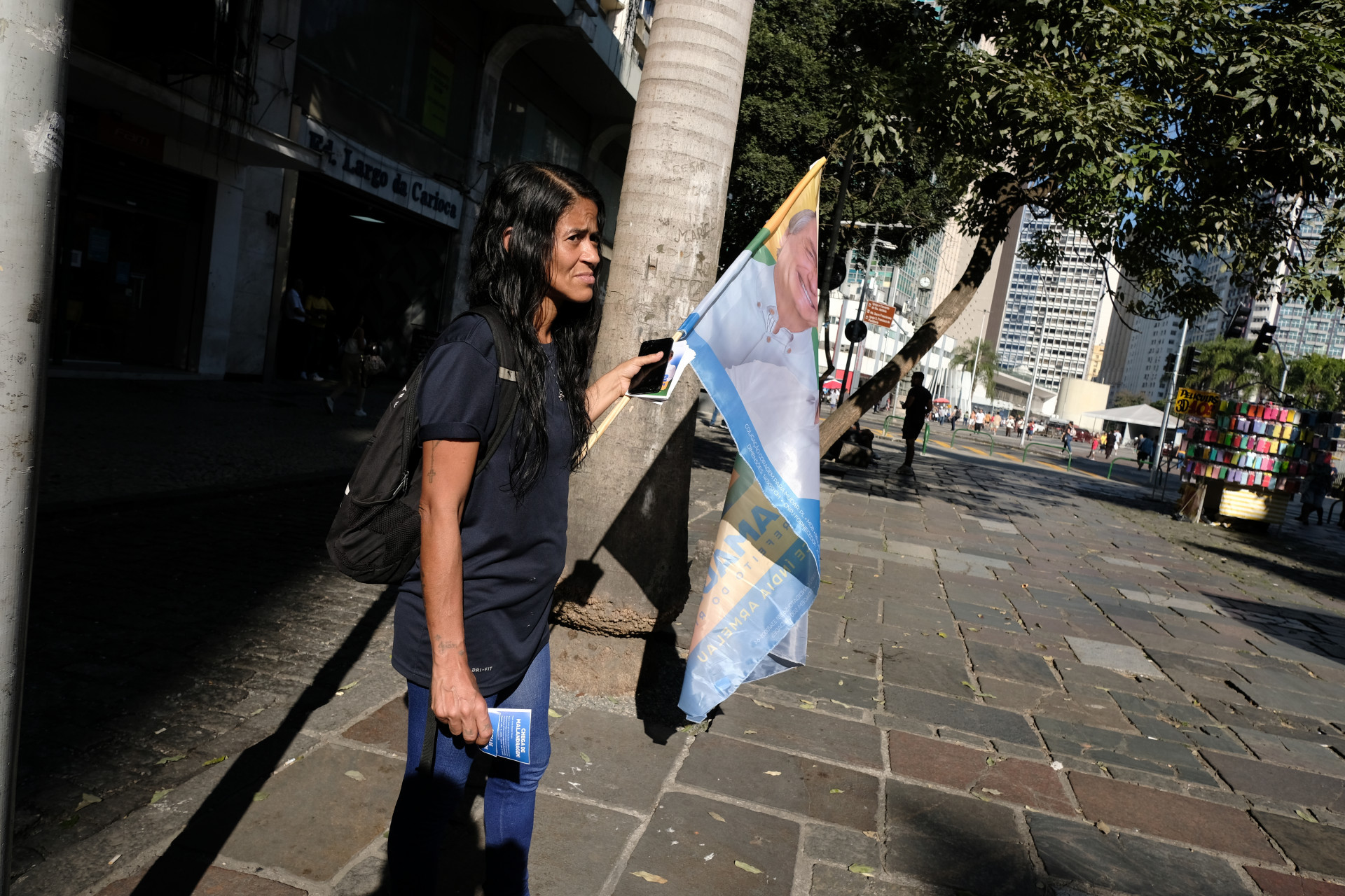 Ana Paula Coutinho, de 44 anos, está desempregada há oito meses e busca na panfletagem uma renda extra - Pedro Teixeira/Agência O Dia