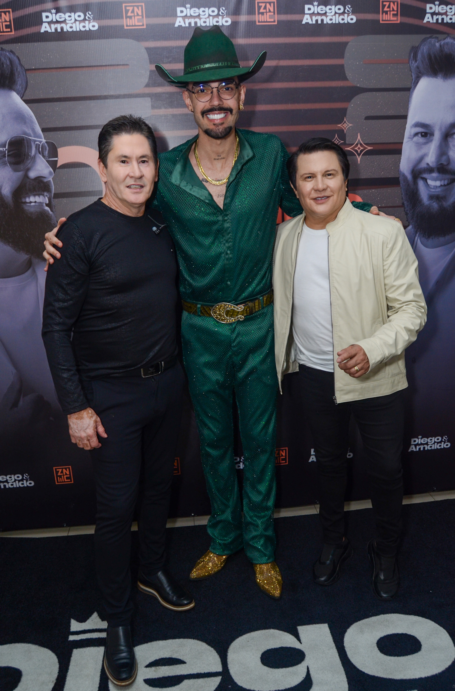  Luan Pereira posa ao lado de Gian & Giovani  - Araújo / Agnews