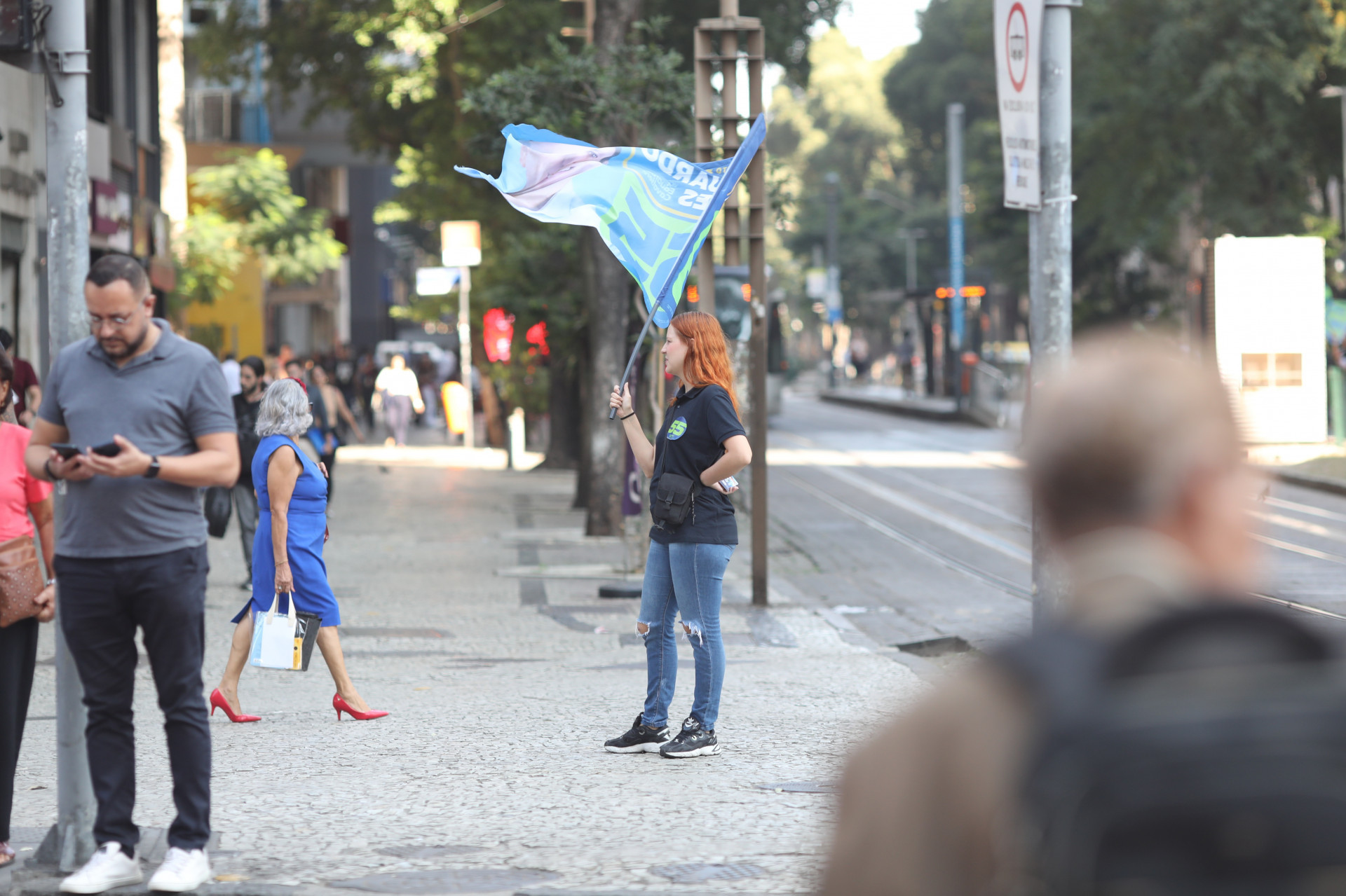 No Centro do Rio é possível ver trabalhadores distribuindo 'santinhos' e balançando bandeiras - Pedro Teixeira/Agência O Dia