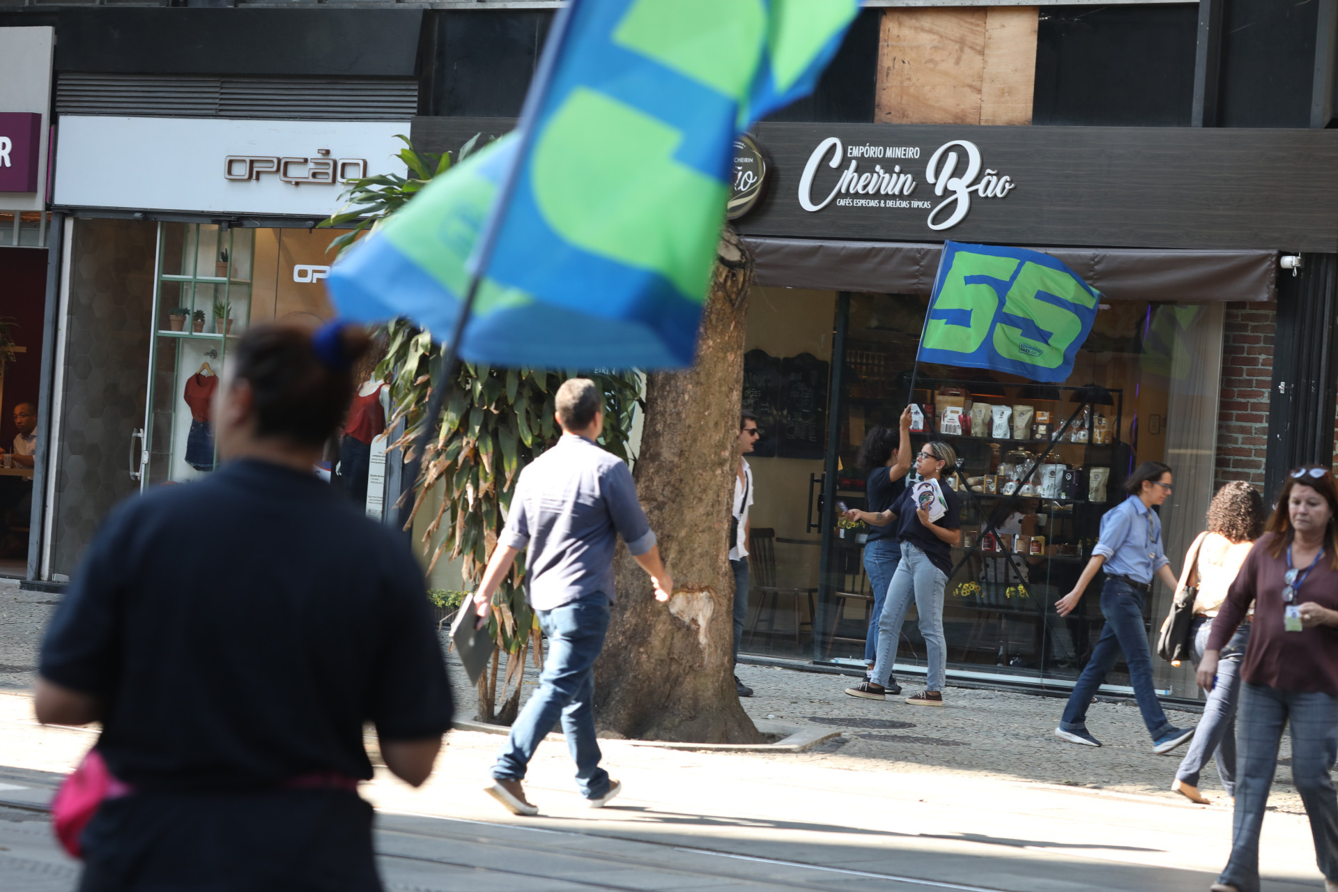 No Centro do Rio é possível ver trabalhadores distribuindo 'santinhos' e balançando bandeiras - Pedro Teixeira/Agência O Dia