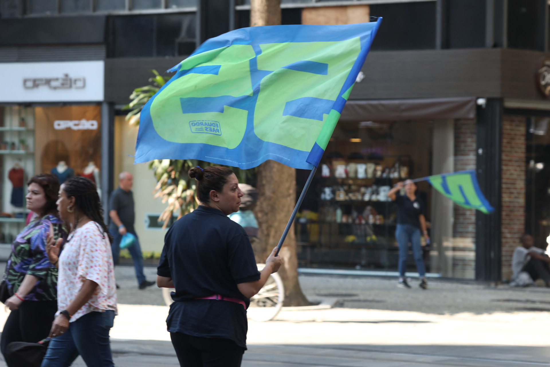 No Centro do Rio é possível ver trabalhadores distribuindo 'santinhos' e balançando bandeiras - Pedro Teixeira/Agência O Dia