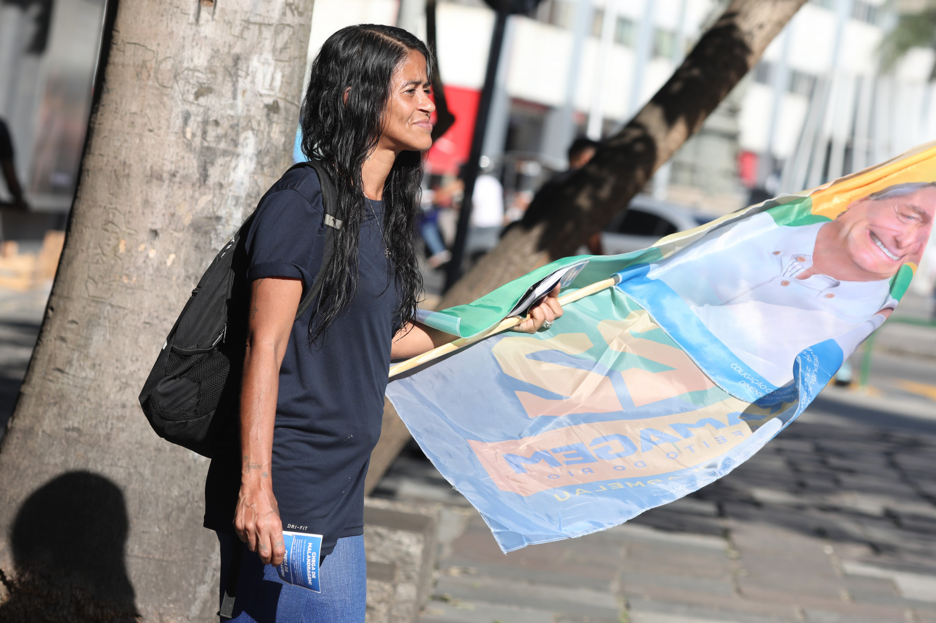 Ana Paula Coutinho, de 44 anos, está desempregada há oito meses e busca na panfletagem uma renda extra - Pedro Teixeira/Agência O Dia