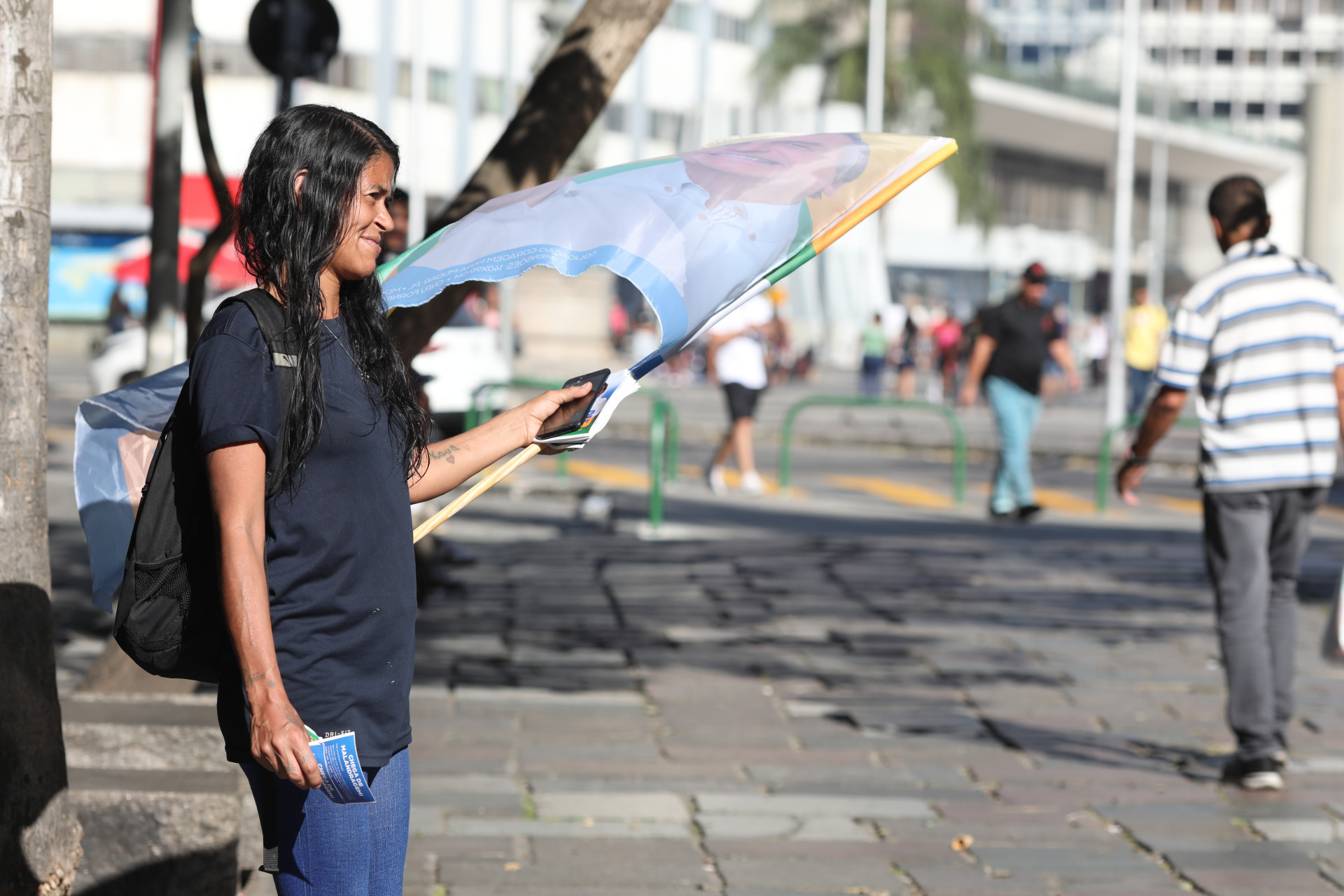 Ana Paula Coutinho, de 44 anos, está desempregada há oito meses e busca na panfletagem uma renda extra - Pedro Teixeira/Agência O Dia