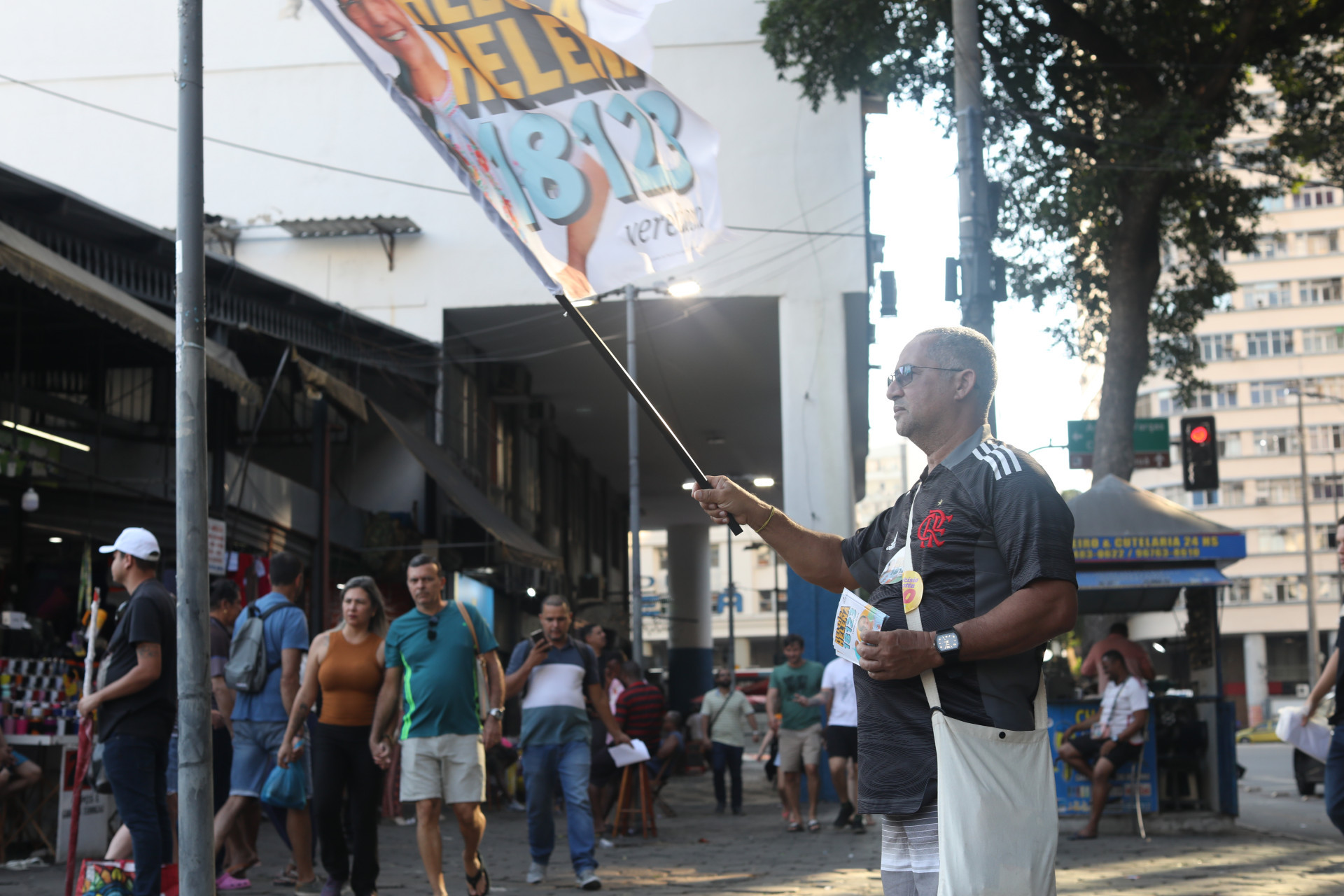 Carlos Lima, 55, trabalha com política há 20 anos e costuma indicar pessoas para o trabalho temporário de panfletagem - Pedro Teixeira/Agência O Dia