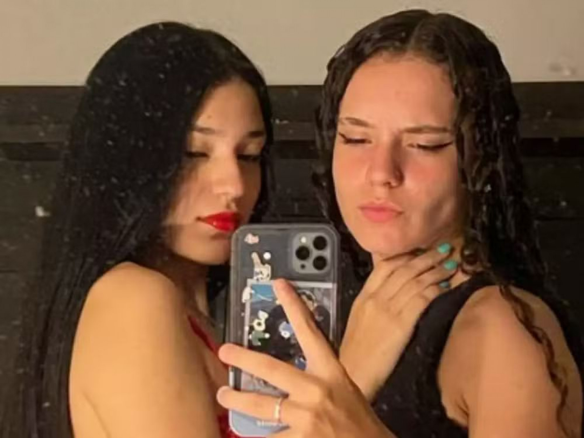 Filha de Simony, Pyetra Benelli e a namorada Bibi Lopes - reprodução Instagram
