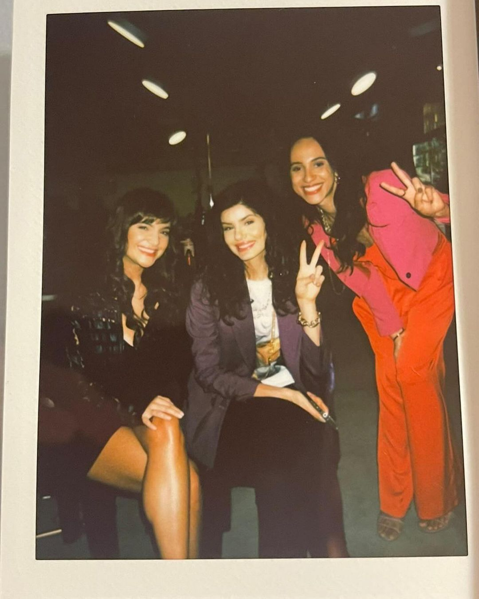 Camila Queiroz se despede de 'De Volta aos 15' com cliques ao lado dos colegas de elenco - Reprodução / Instagram