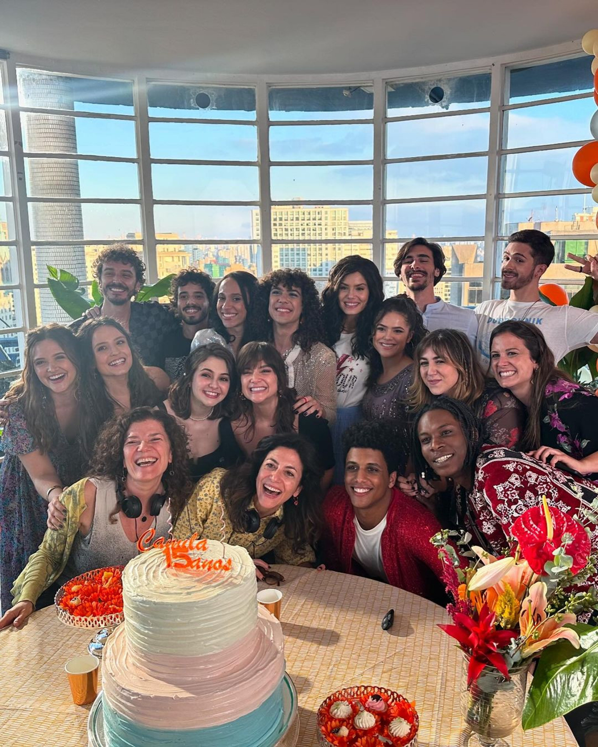 Camila Queiroz se despede de 'De Volta aos 15' com cliques ao lado dos colegas de elenco - Reprodução / Instagram