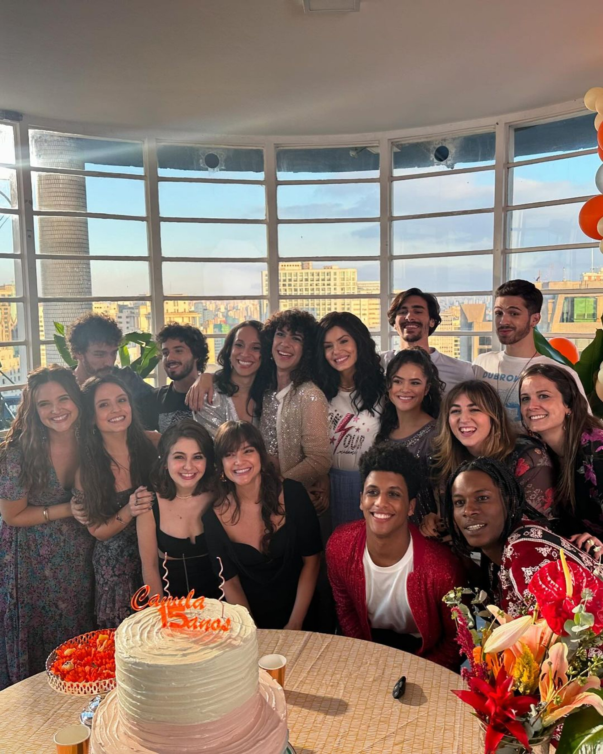 Camila Queiroz se despede de 'De Volta aos 15' com cliques ao lado dos colegas de elenco - Reprodução / Instagram