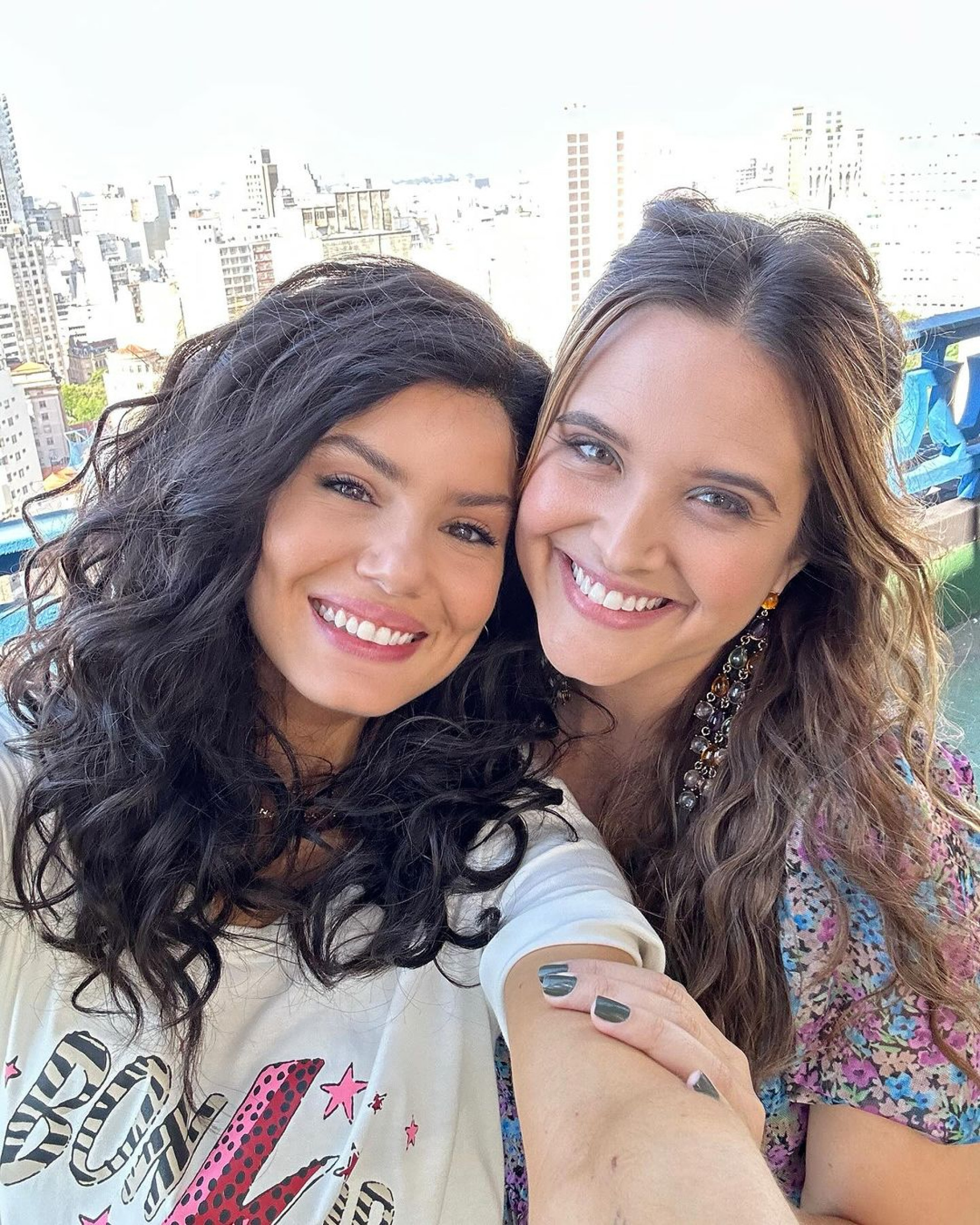 Camila Queiroz se despede de 'De Volta aos 15' com cliques ao lado dos colegas de elenco - Reprodução / Instagram