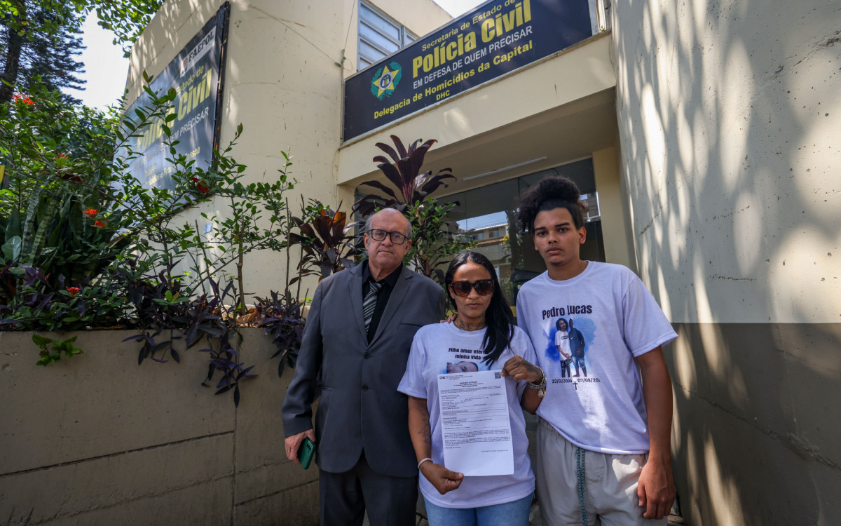 M&ocirc;nica Oliveira, m&atilde;e de Pedro Lucas, jovem morto por pai de menina que alegou um estupro, nesta sexta-feira (23).