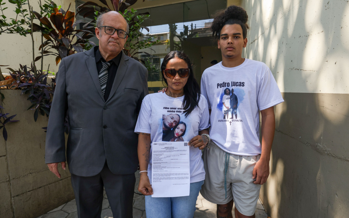 M&ocirc;nica Oliveira, m&atilde;e de Pedro Lucas, jovem morto por pai de menina que alegou um estupro, nesta sexta-feira (23).