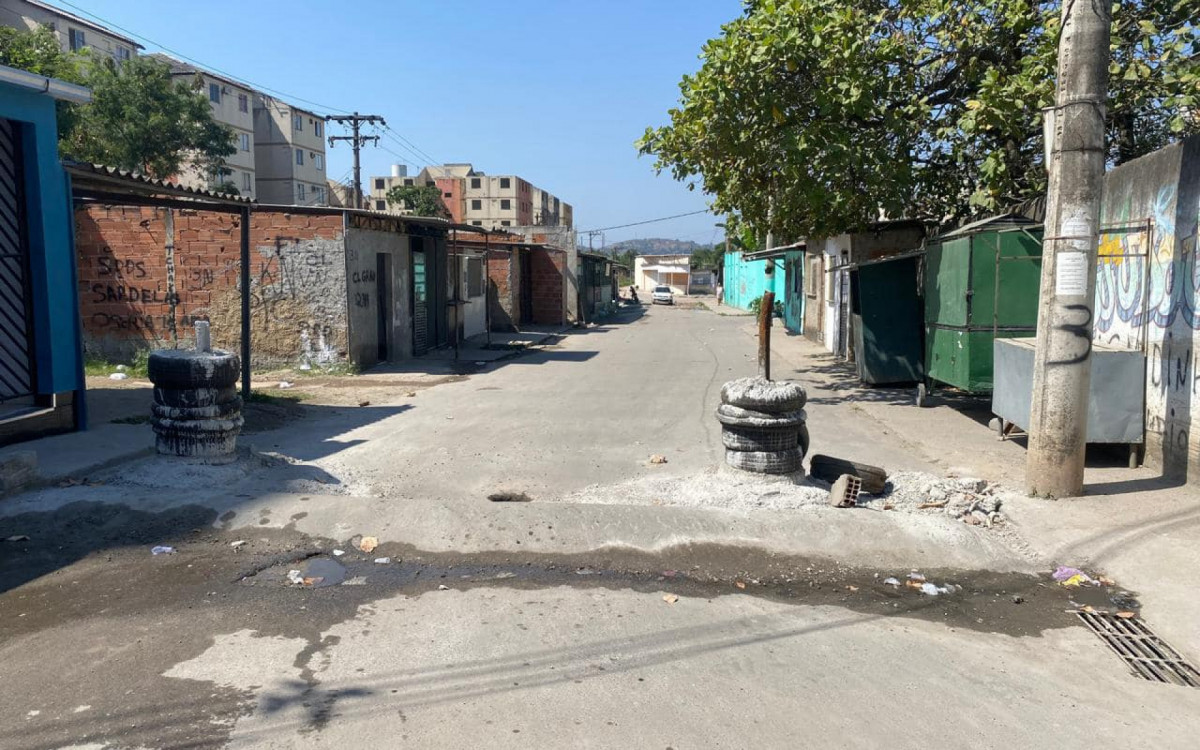 Um rua com barricadas no bairro Santa Tereza