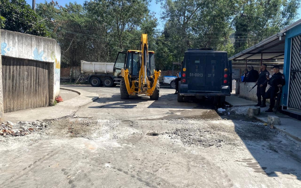 Uma rua já com as barricadas retiradas pelos policiais militares