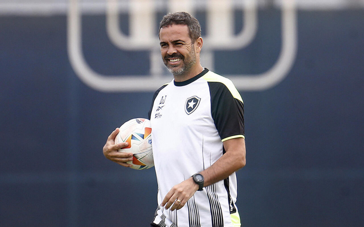 Artur Jorge fará mudanças no time do Botafogo contra o Bahia