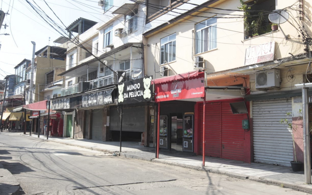 Moradores realizam um protesto contra demolição de imóveis no Complexo da Maré; Comércios foram fechados na comunidade - Reginaldo Pimenta/Agência O DIA