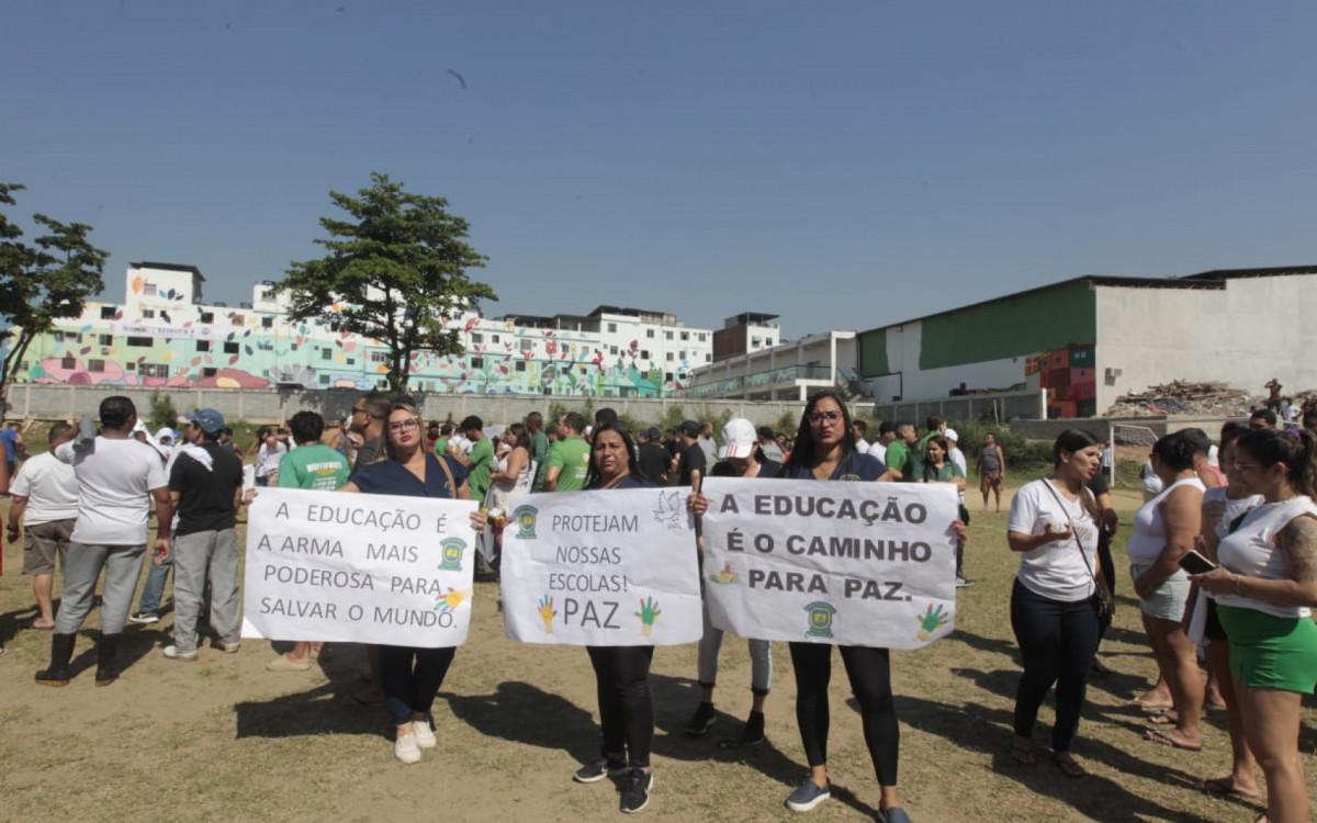 Moradores realizam um protesto contra demolição de imóveis no Complexo da Maré; Comércios foram fechados na comunidade - Reginaldo Pimenta/Agência O DIA