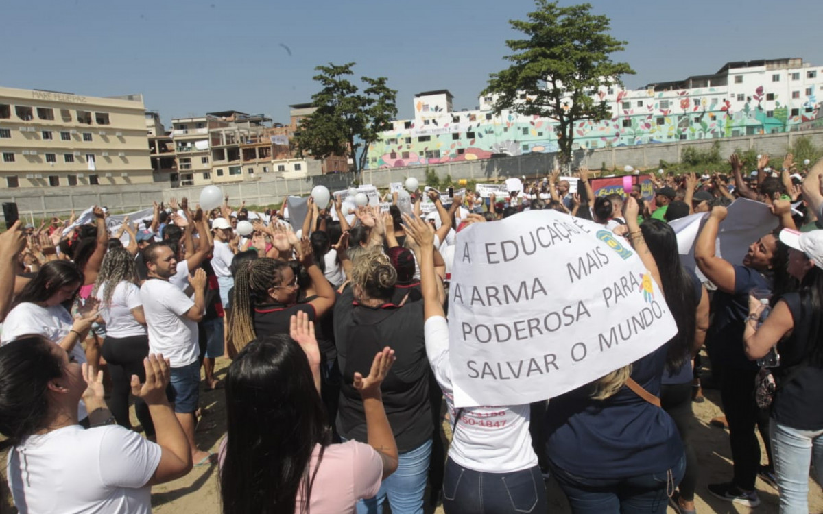 Moradores realizam um protesto contra demolição de imóveis no Complexo da Maré; Comércios foram fechados na comunidade - Reginaldo Pimenta/Agência O DIA