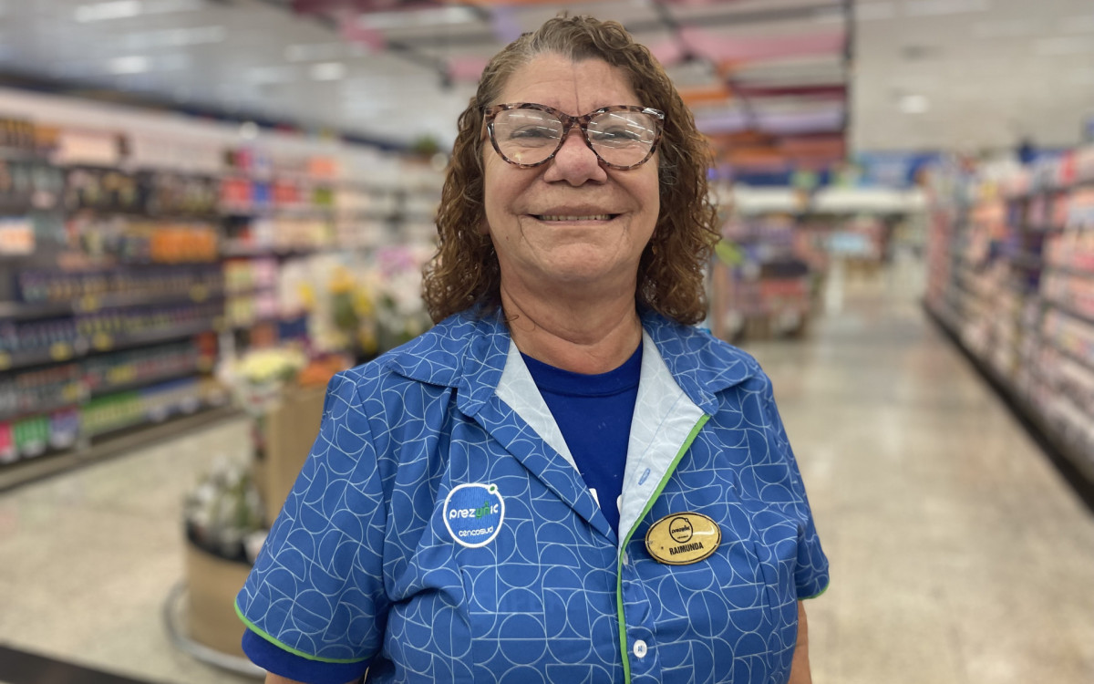 Para a atendente Raimunda Carvalho trabalhar com jovens serve como aprendizado - Paulo Sergio Costa / Ag&ecirc;ncia O Dia