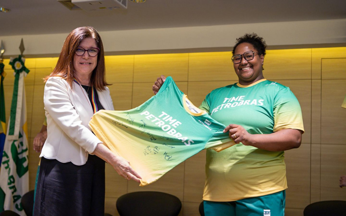 Magda Chambriard, presidente da Petrobras, com Bia Souza, ouro no judô em Paris