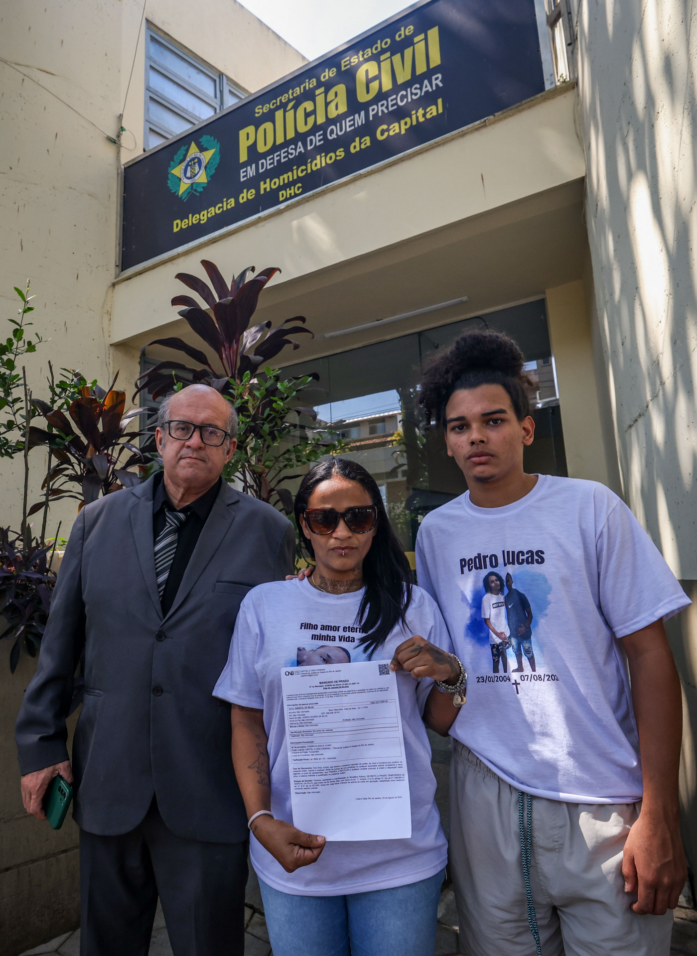 M&ocirc;nica Oliveira, m&atilde;e de Pedro Lucas, jovem morto por pai de menina que alegou um estupro, nesta sexta-feira (23).