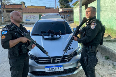 PM apreende fuzil e recupera carro roubado com suspeito preso em Belford Roxo