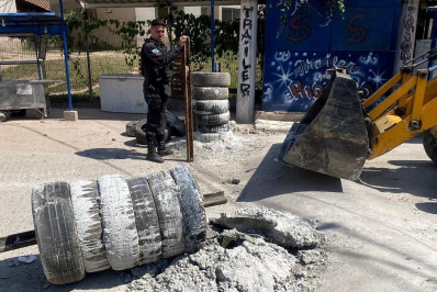 PM retira 20 toneladas de barricadas do tráfico de drogas em Belford Roxo