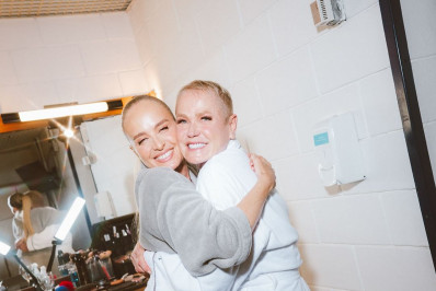 Angelica compartilha foto abraçadinha com Xuxa