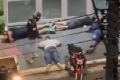 Vídeo: vítimas deitam em calçada durante assalto