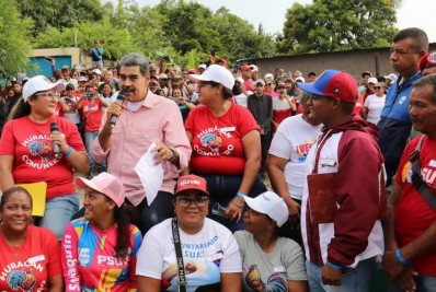 Com reeleição contestada, Maduro faz eleição para comunas na Venezuela