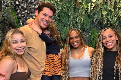 José Loreto encontra Rebeca Andrade, Flávia Saraiva e Lorrane Oliveira em jantar com a filha