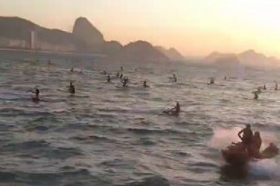 Ventos fortes interrompem Stand Up Paddle e cerca de 100 pessoas ficam feridas em Copacabana