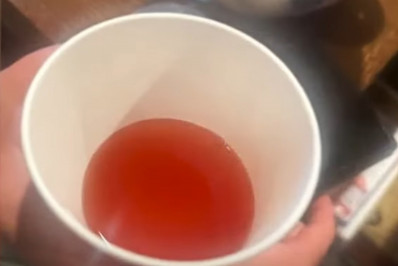 Menina de 2 anos acaba em hospital após ser servida com vinho em restaurante