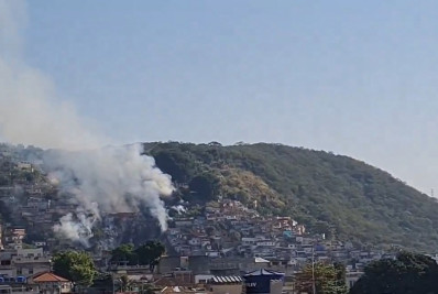 Incêndio atinge casas no Complexo do Alemão