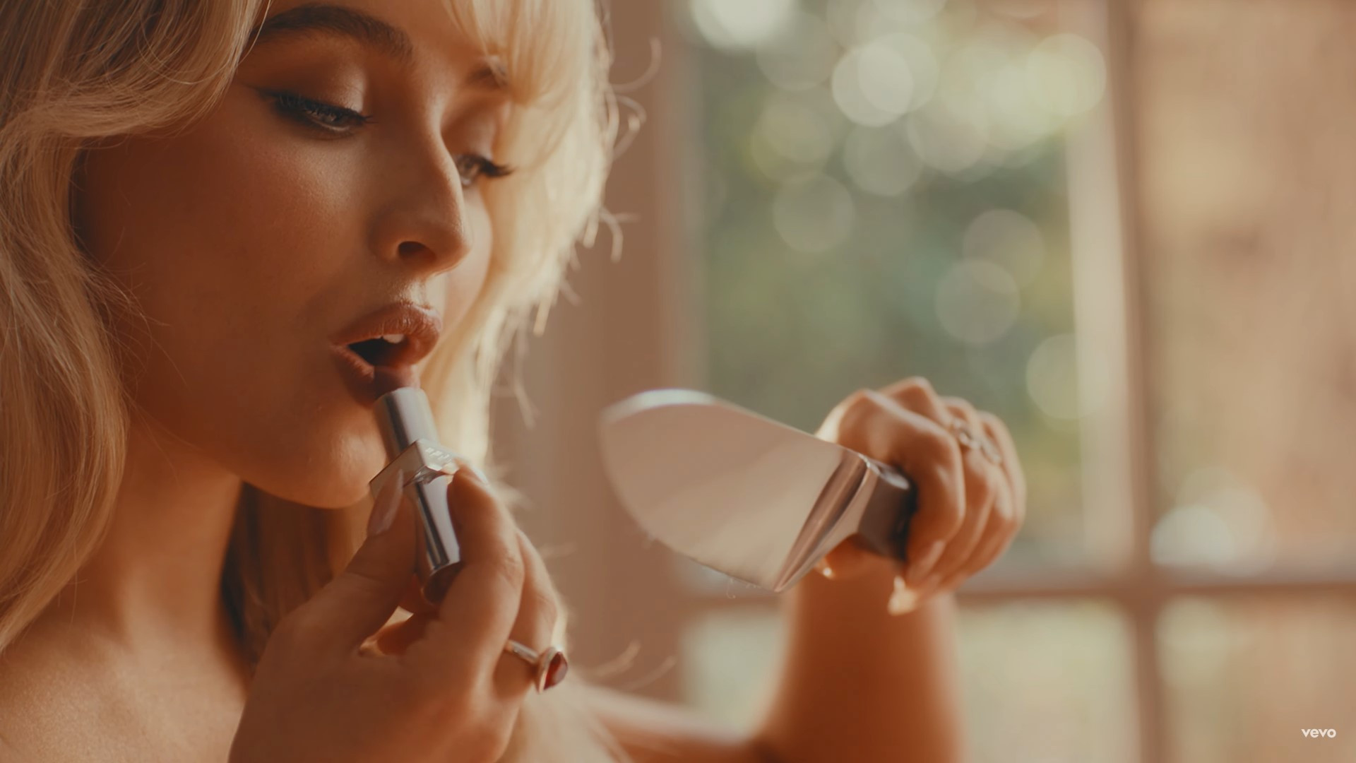 Sabrina Carpenter e Jenna Ortega vivem triangulo amoroso no clipe de 'Taste' - Reprodução / YouTube