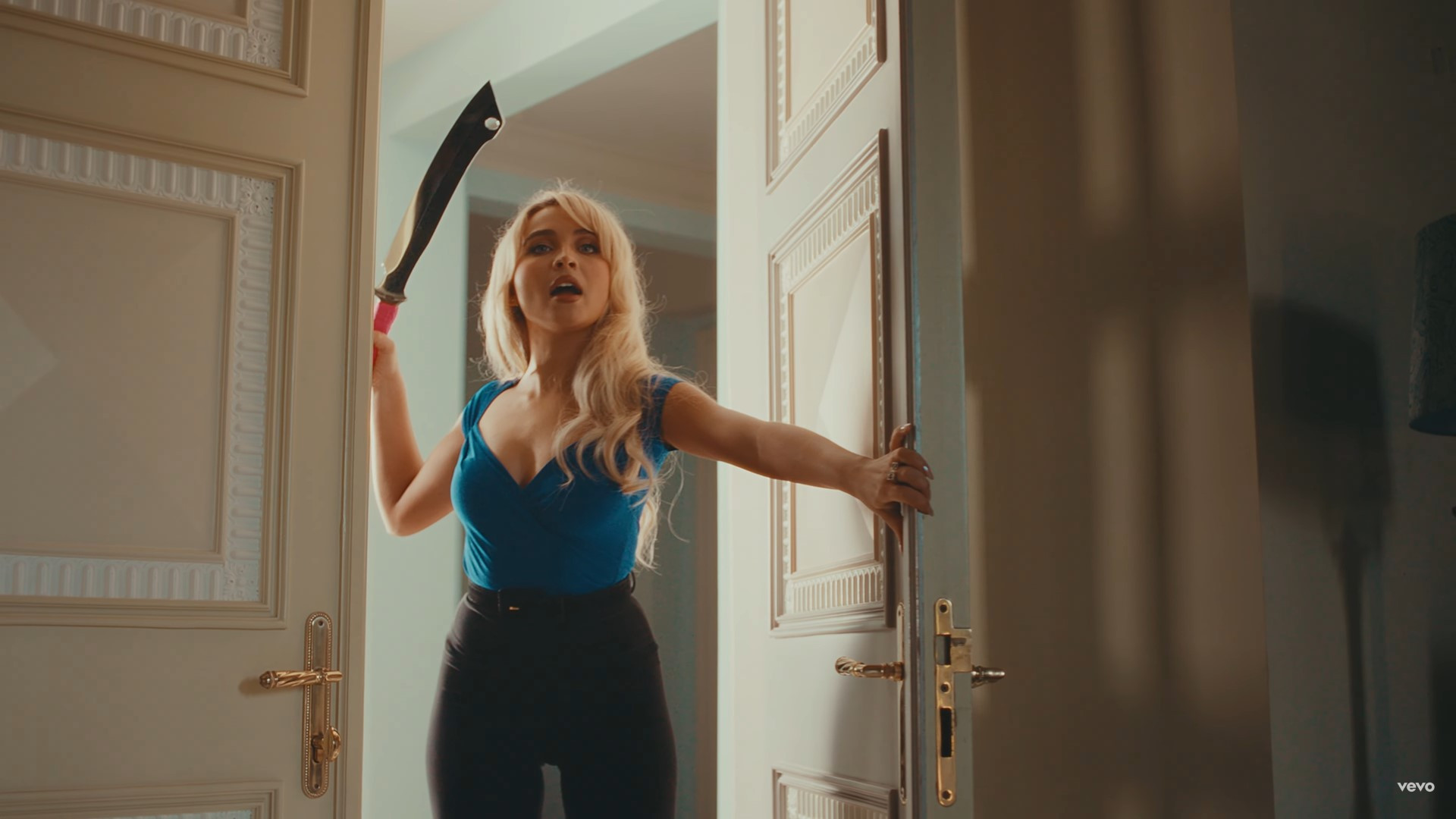 Sabrina Carpenter e Jenna Ortega vivem triangulo amoroso no clipe de 'Taste' - Reprodução / YouTube