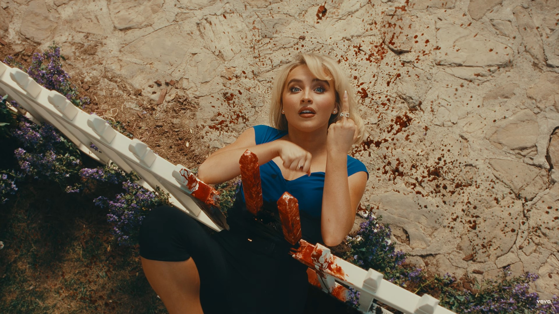 Sabrina Carpenter e Jenna Ortega vivem triangulo amoroso no clipe de 'Taste' - Reprodução / YouTube