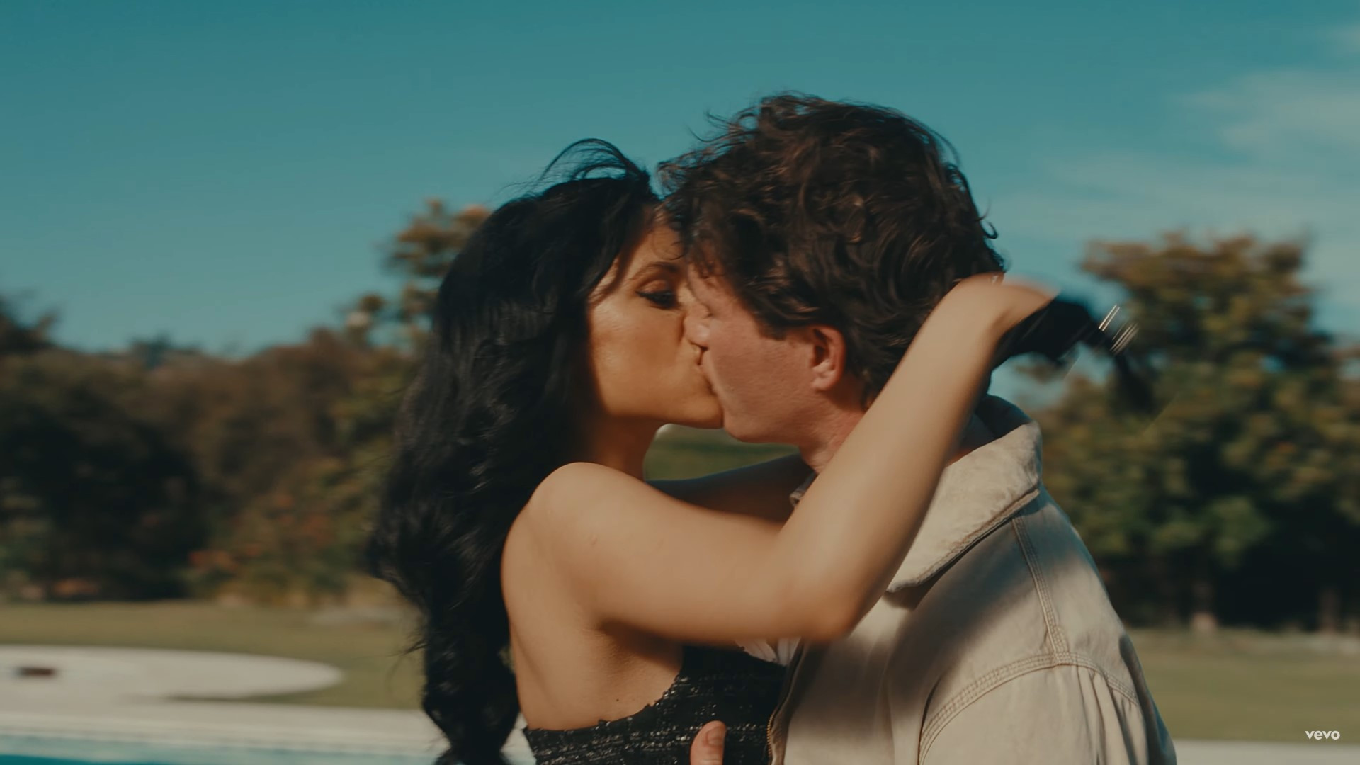 Sabrina Carpenter e Jenna Ortega vivem triangulo amoroso no clipe de 'Taste' - Reprodução / YouTube