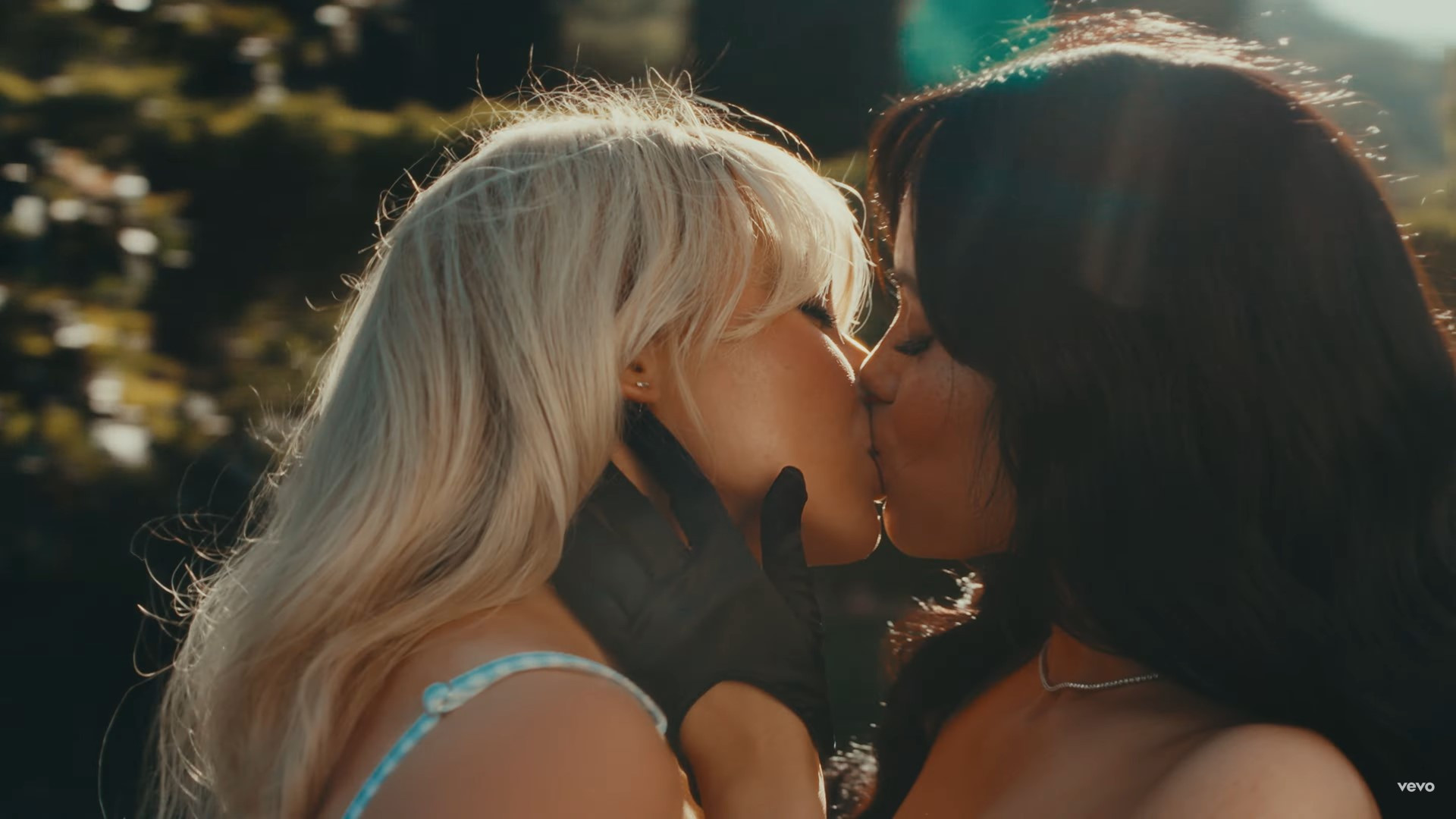 Sabrina Carpenter e Jenna Ortega vivem triangulo amoroso no clipe de 'Taste' - Reprodução / YouTube