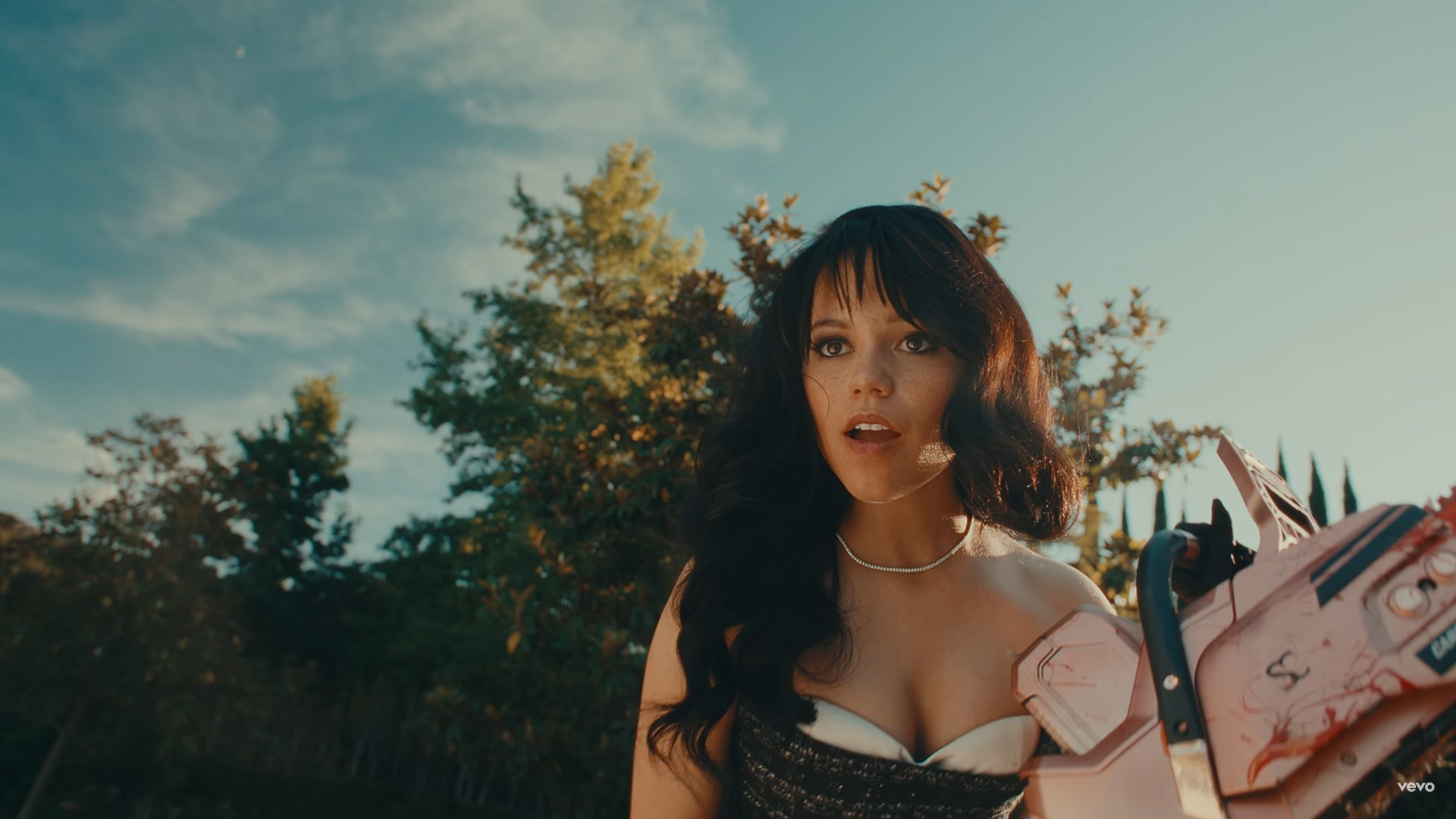 Sabrina Carpenter e Jenna Ortega vivem triangulo amoroso no clipe de 'Taste' - Reprodução / YouTube