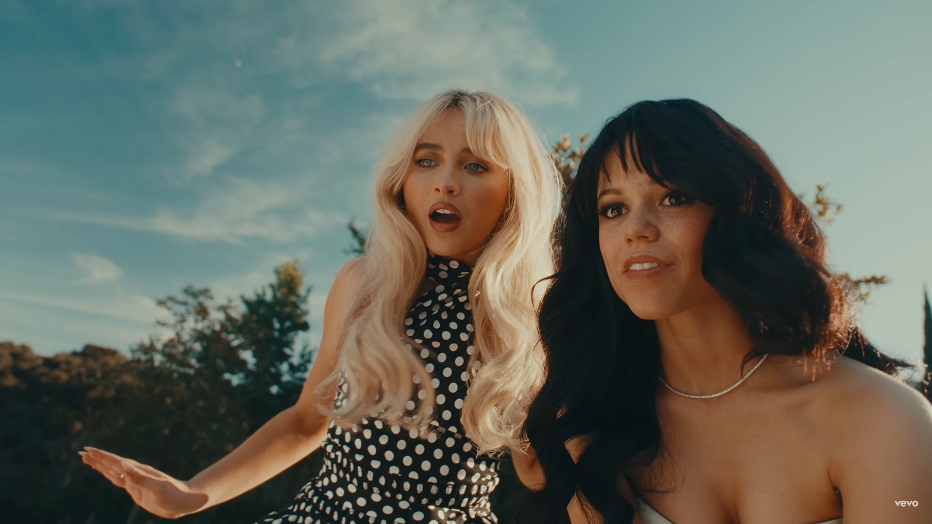 Sabrina Carpenter e Jenna Ortega vivem triangulo amoroso no clipe de 'Taste' - Reprodução / YouTube