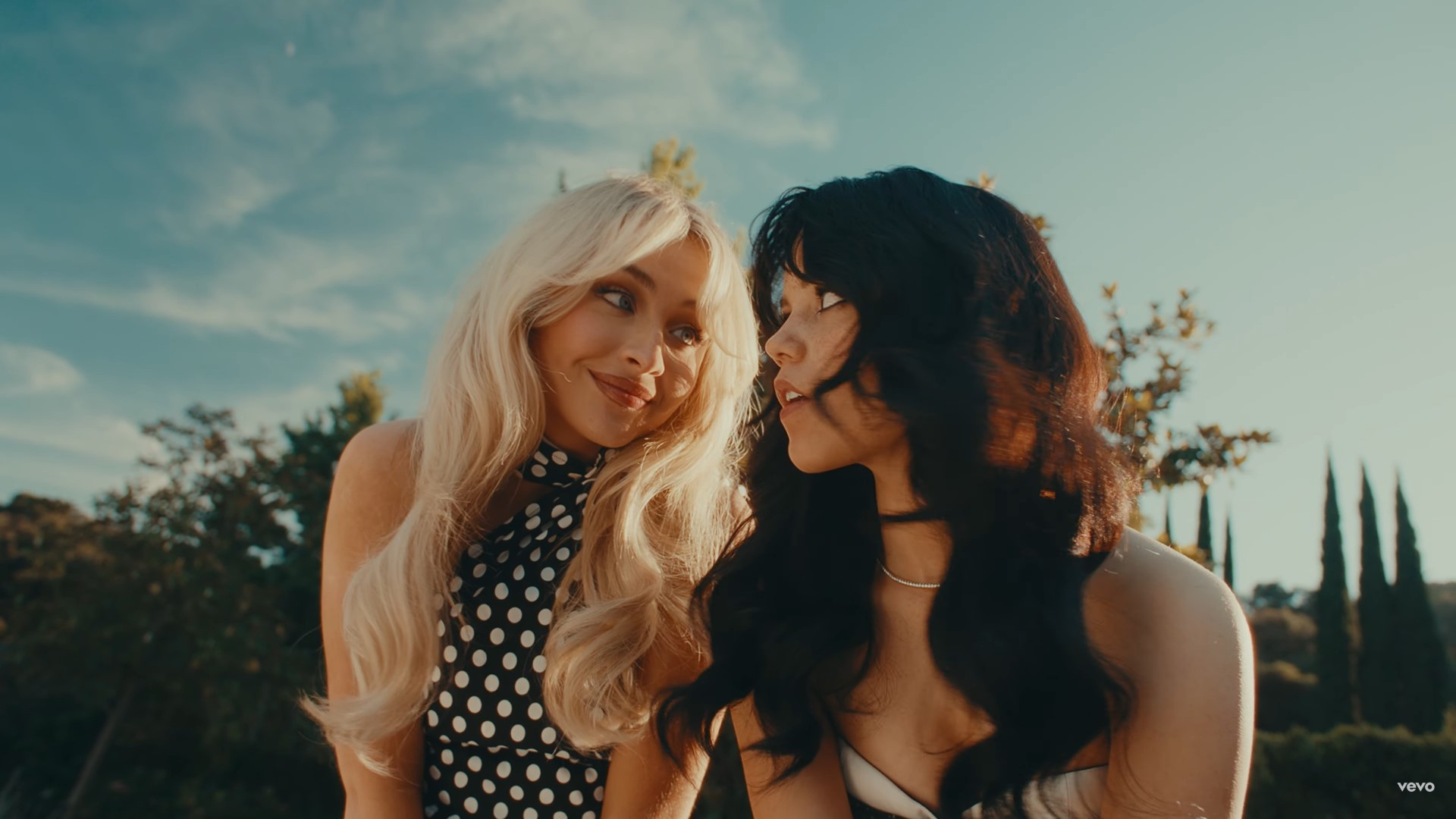 Sabrina Carpenter e Jenna Ortega vivem triangulo amoroso no clipe de 'Taste' - Reprodução / YouTube