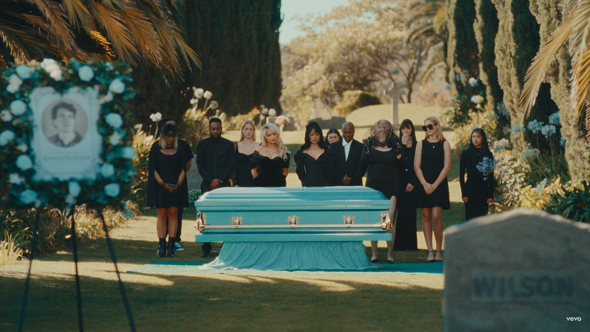 Sabrina Carpenter e Jenna Ortega vivem triangulo amoroso no clipe de 'Taste' - Reprodução / YouTube