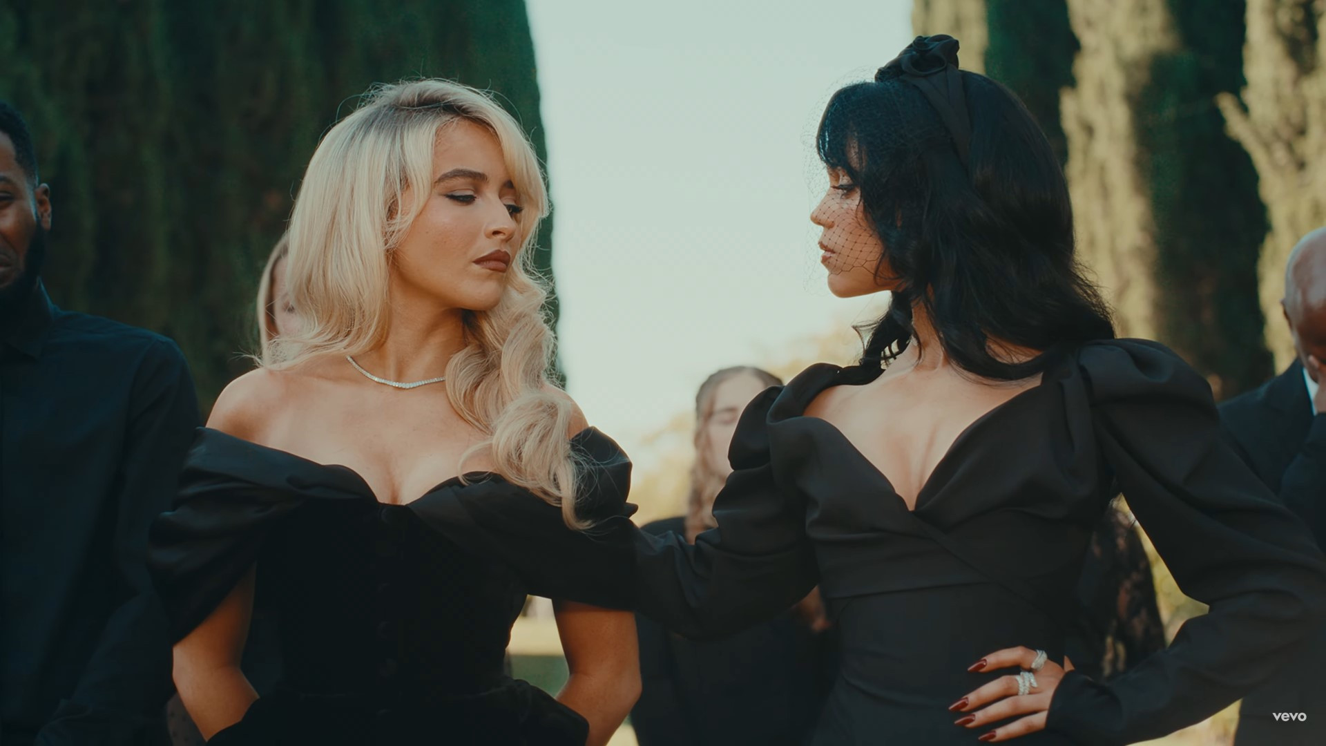 Sabrina Carpenter e Jenna Ortega vivem triangulo amoroso no clipe de 'Taste' - Reprodução / YouTube