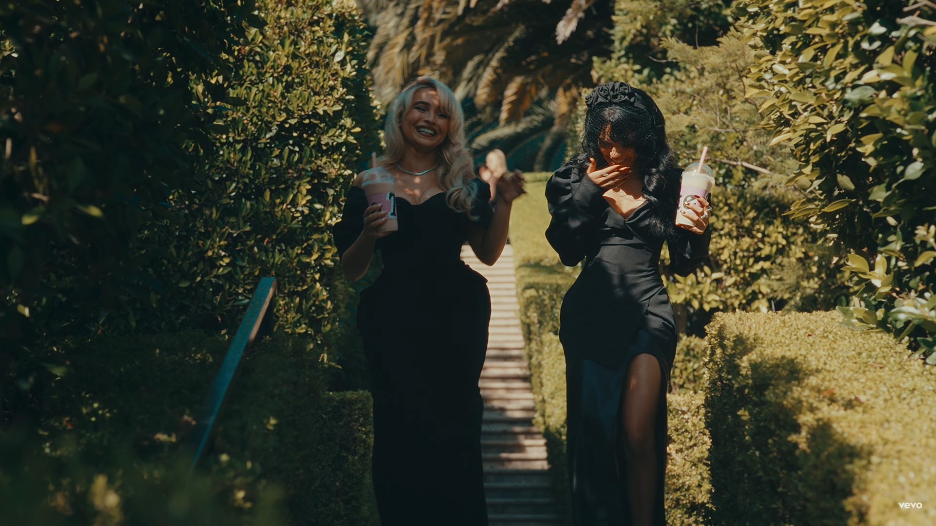 Sabrina Carpenter e Jenna Ortega vivem triangulo amoroso no clipe de 'Taste' - Reprodução / YouTube