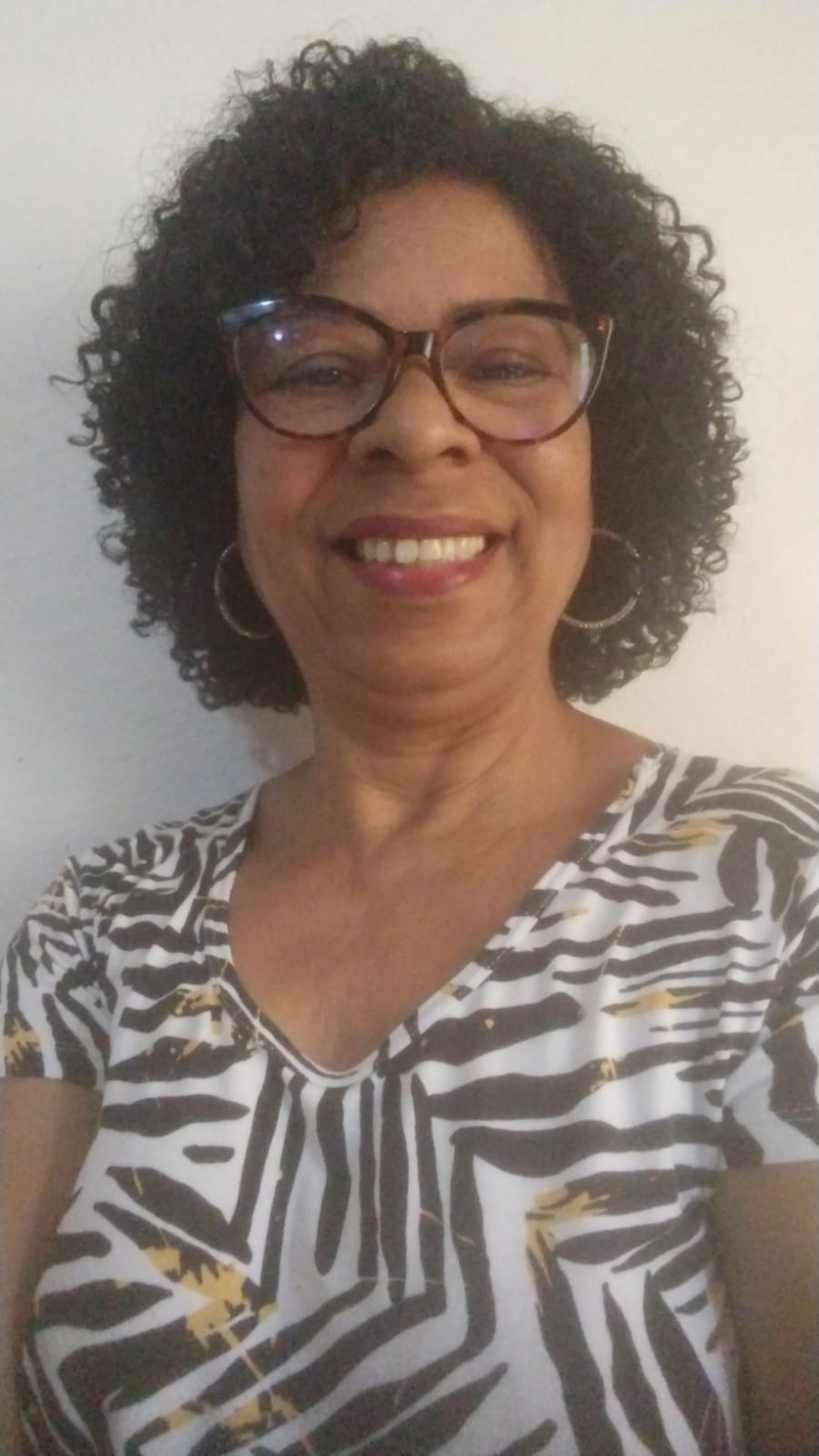 A auxiliar serviços médicos Gladys Araújo gasta metade do benefício somente com despesas básicas