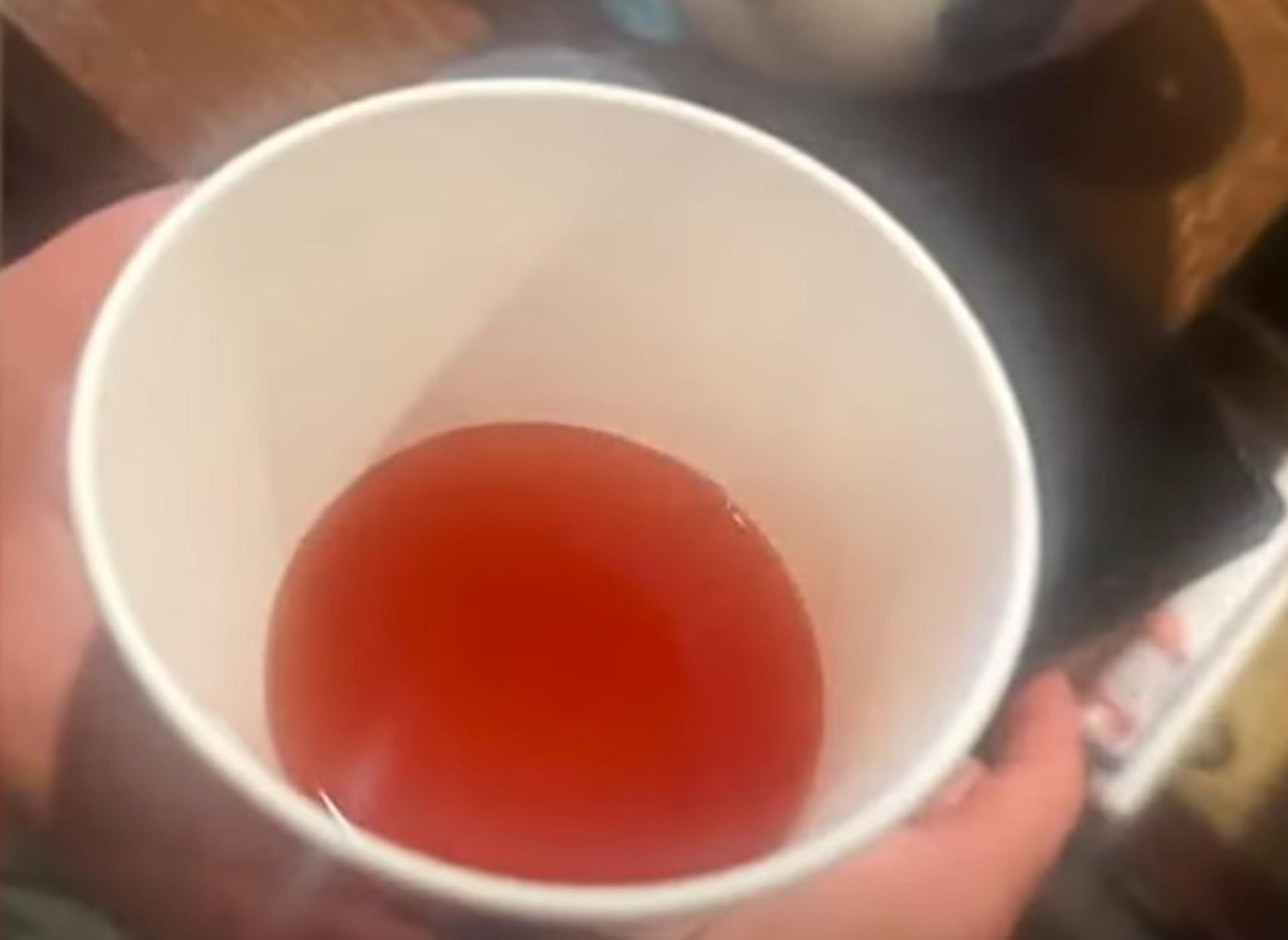 Criança bebeu o que estava no copo pensando que era suco de maçã - Reprodução / KSBW 8