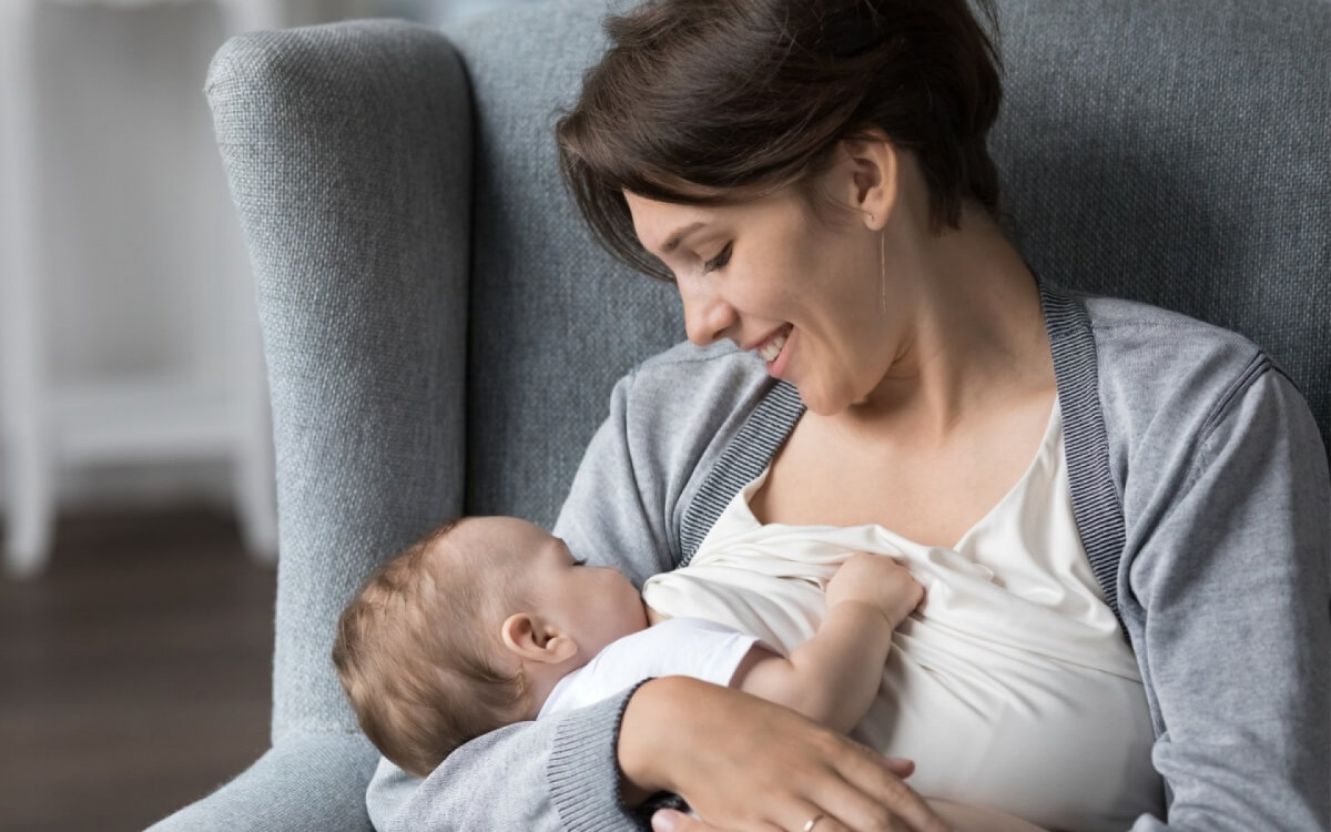 Posi&ccedil;&otilde;es de amamenta&ccedil;&atilde;o ajudam as m&atilde;es a superarem os desafios do aleitamento materno (Imagem: fizkes | Shutterstock) 