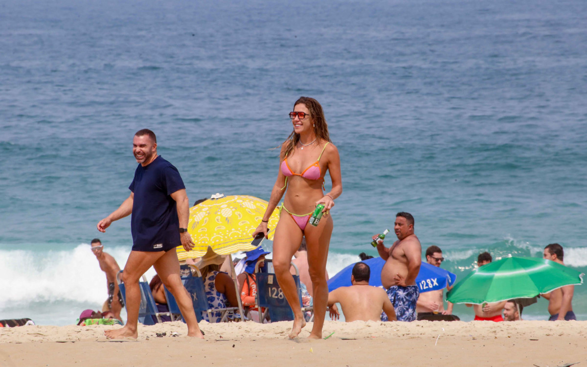 Bárbara Coelho curte praia em Ipanema